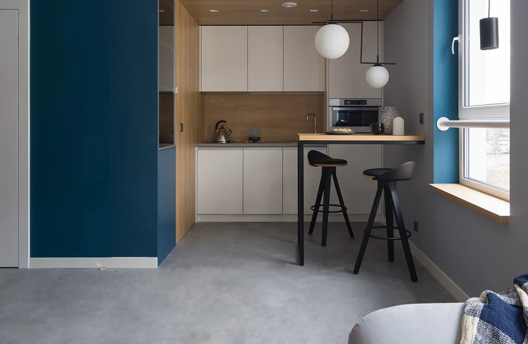 Maža virtuvė su poliruoto cemento grindimis
