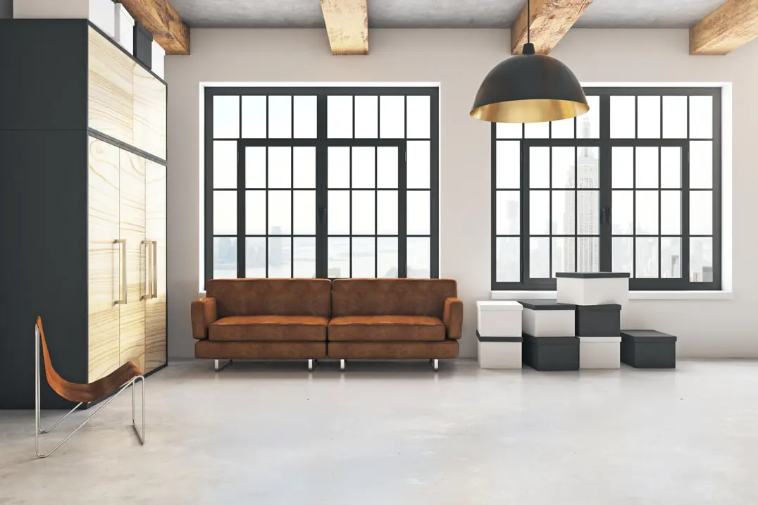 Mikrocemento grindys loft tipo svetainėje su neutraliomis ir šiltomis spalvomis, sustiprinančiomis šviesos įsiskverbimą