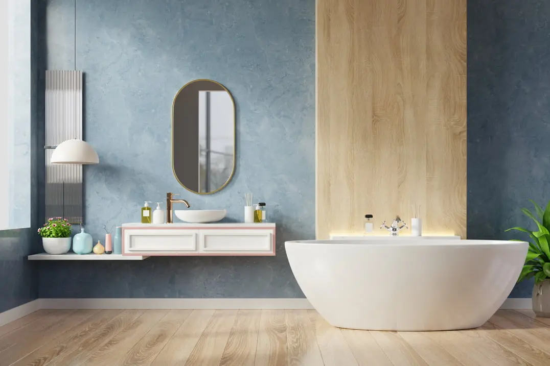Žydras mikrocemento siena, derinama su mediena, siekiant sustiprinti modernaus stiliaus vonios erdvę