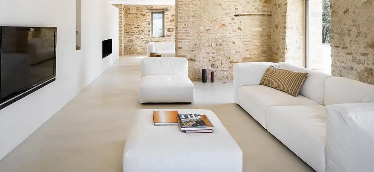 Rustikalaus stiliaus svetainė su mikrocemento grindimis