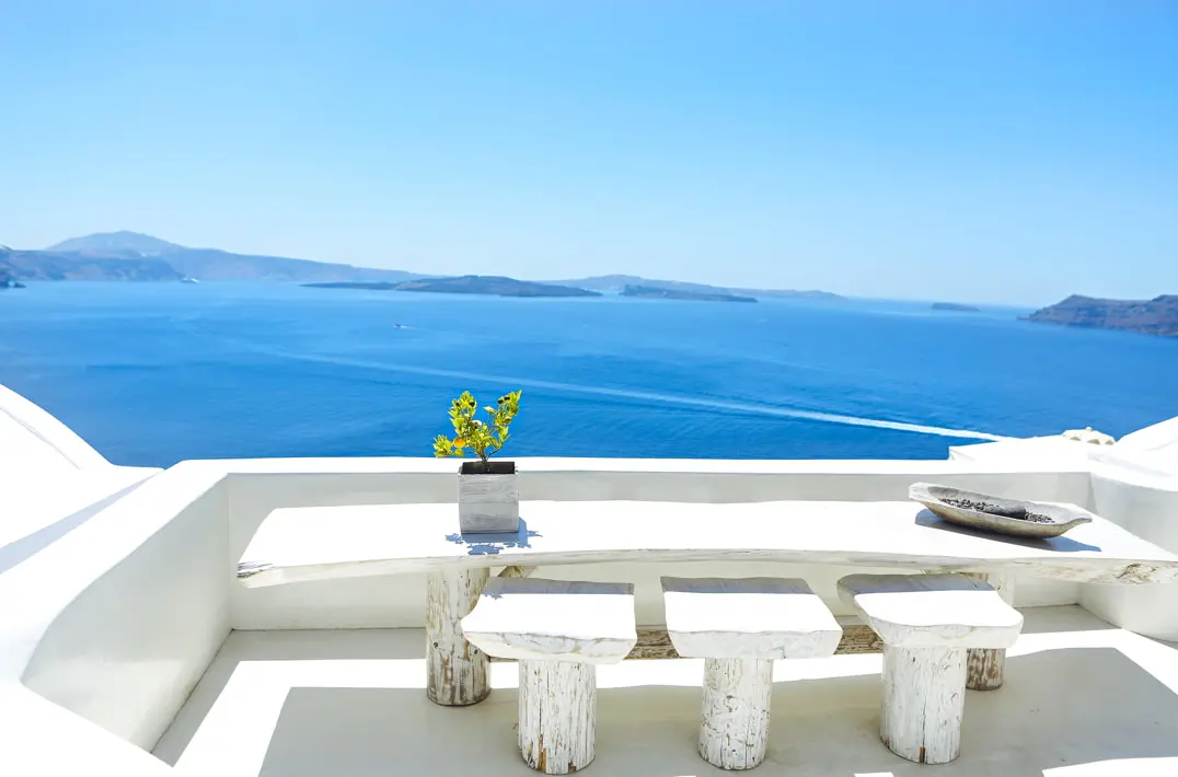 Mikrosement på et utendørs terrassegulv med en privilegert utsikt over havet og fjellene