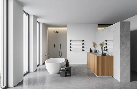 Badkamer van microcement met uitzicht op het buitenlandschap en gecombineerd met houten balken