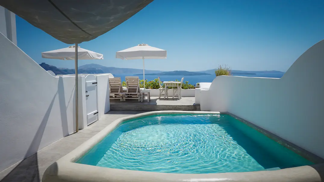 Mikrosement til svømmebassenger på en terrasse med utsikt over havet
