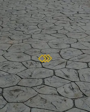 Szary drukowany betonowy chodnik