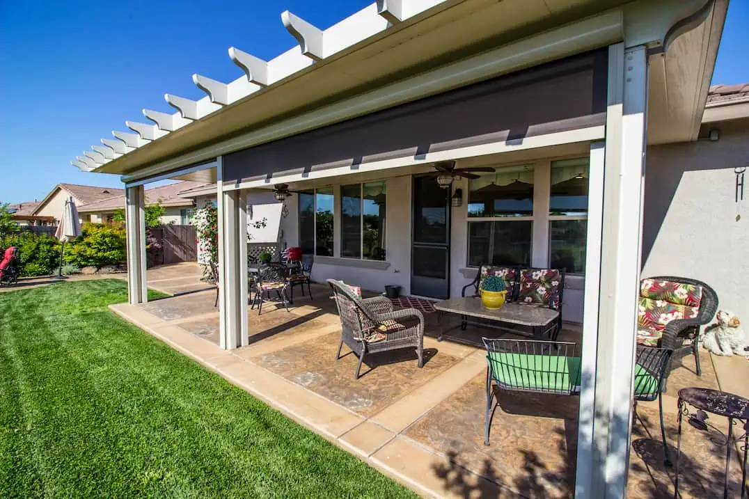 Vilă cu terasă la spate cu zonă de relaxare decorată cu sol din beton imprimat