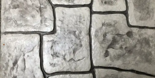 Тротуарная дорожка из серого отпечатанного бетона
