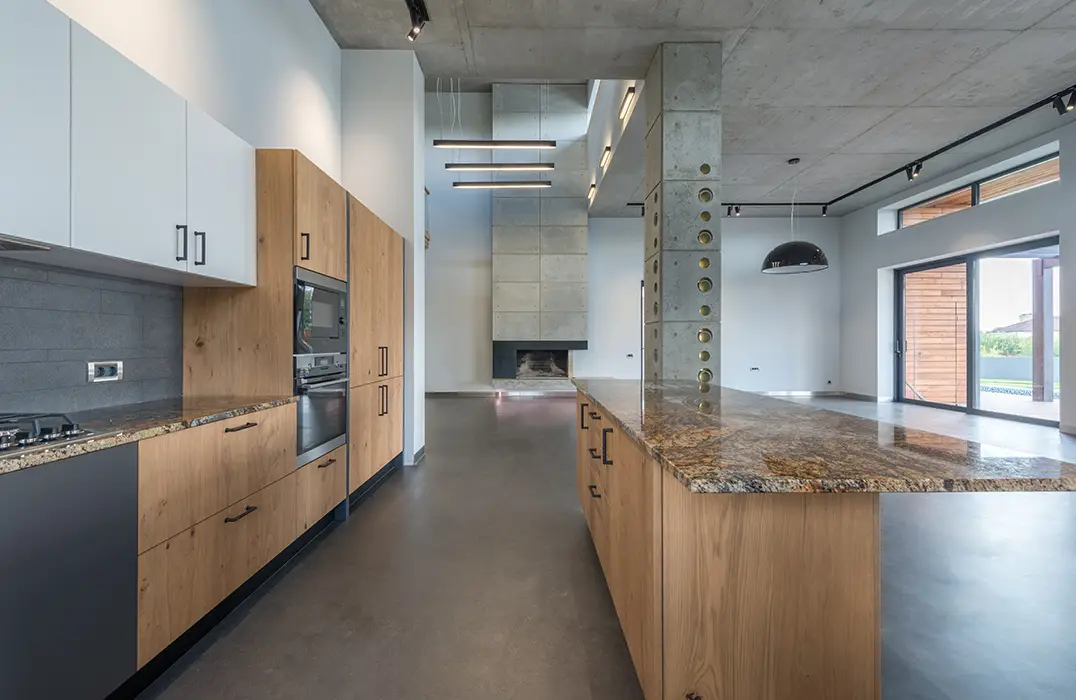 Kuchyňa s brúsenou cementovou podlahou