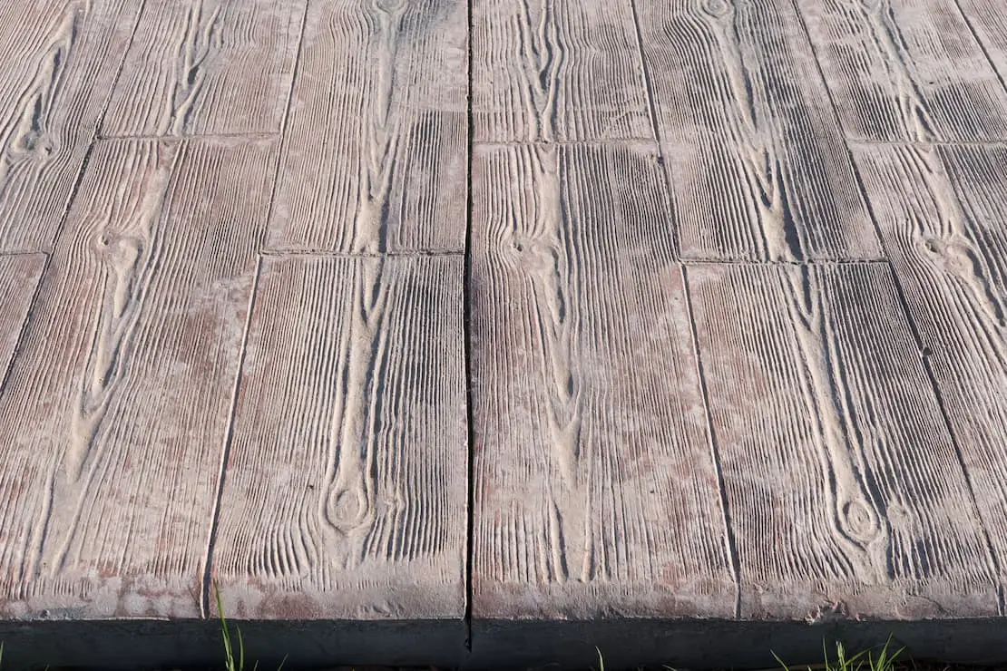 Potlačený betónový podlaha imitujúca drevo s červenkastým odtieňom
