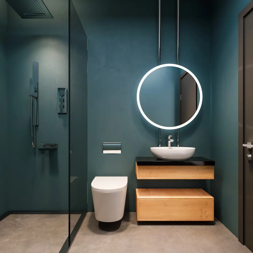 Majhna kopalnica z dekorativno barvo polnočne modrine.
