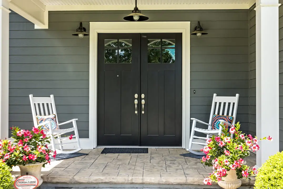 Vhod v hišo v stilu verande, okrašen s tla iz tiskanega betona barve smetane