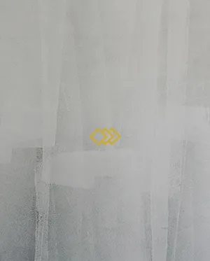 Shtresa e parafabrikatit mbi një mur me tonalitete të lehta