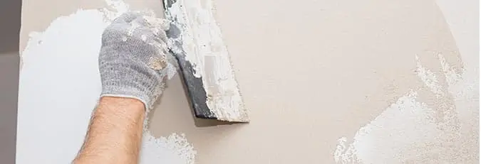 Professionell belägger vägg med microcement och spackel