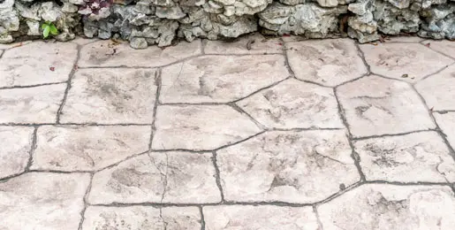 Beyaz baskılı beton yaya yolu