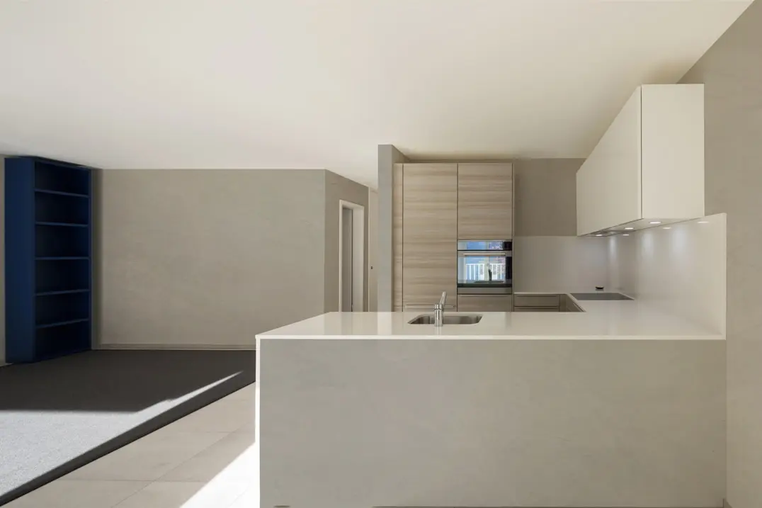 Duvarlarda mikro çimento ile minimalist mutfak